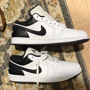Nike Men's Black and White Low-Top Sneakers